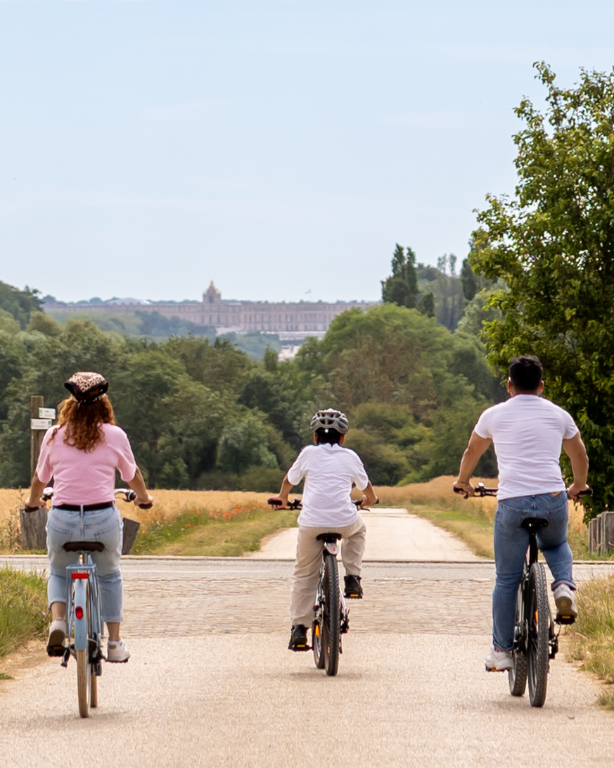 Balade à vélo en famille Versailles - © Laure_Denis versailles en famille, balade à vélo en famille, activités en famille, idées de sortie Versailles, que faire à Versailles en famille, sortir proche de Paris, Plaine de Versailles, Allée Royale de Villepreux