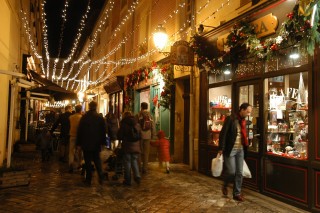 Passants dans la rue des deux portes en période de Noël