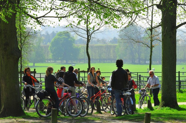 Groupe participant à une visite guidée en vélo dans le parc du Château de Versailles
