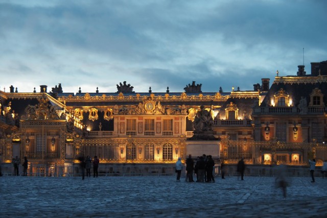 Vue de la cour intérieure du Château de Versailles la nuit