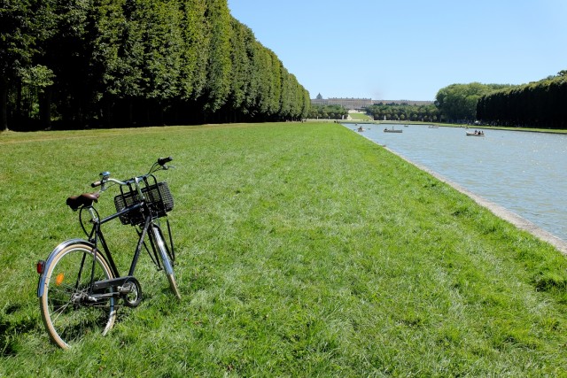 Vélo devant le Grand Canal dans la perspective du Château de Versailles