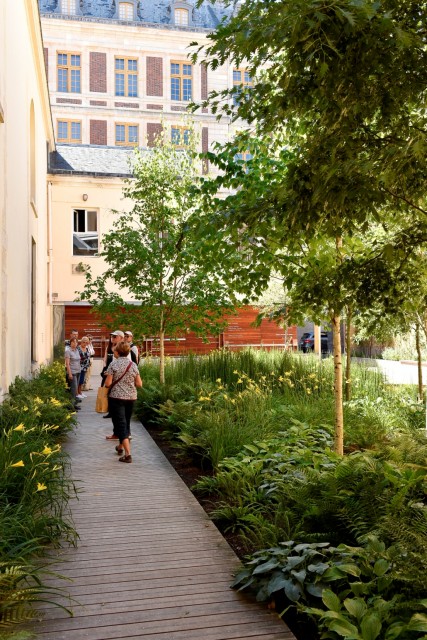 Groupe participant à une visite du jardin des Senteurs à Versailles
