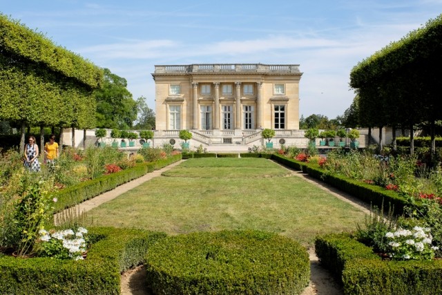Vue du Petit Trianon et de son jardin au Château de Versailles