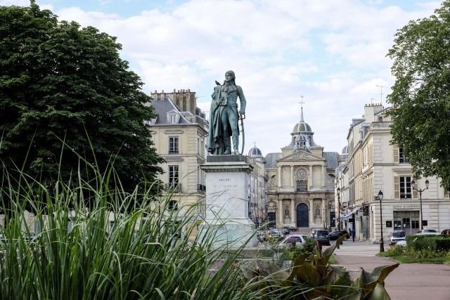 Vue de la statue du Général Hoche et de l'église Notre-Dame, Place Hoche à Versailles