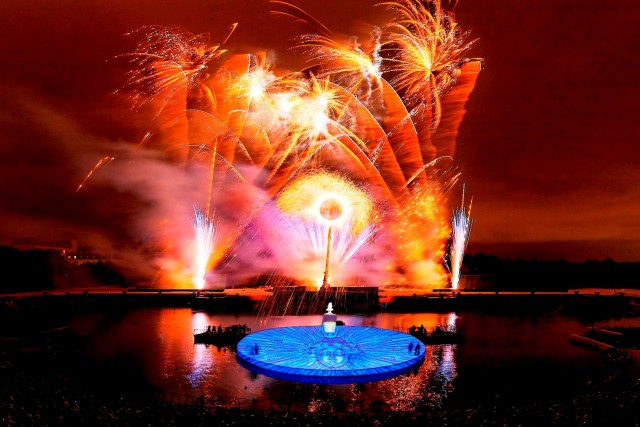 Spectacle pyrotechnique sur le bassin de Neptune du Château de Versailles