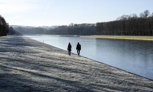 Couple se promenant au bord du grand canal en hiver