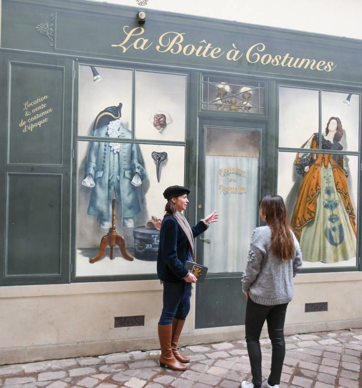 Touristes participant à la visite street art à Versailles