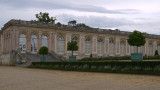 Grand Trianon, et parterre de fleurs