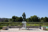 Statue de La Quintinie surplombant le Grand Carré