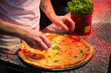 Cuisinier dressant une pizza