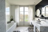 Salle de bain vue parc