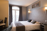 Chambre avec lit double et bureau