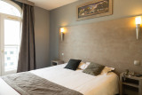 Chambre lumineuse avec lit double et éclairage