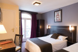 Chambre twin lumineuse avec bureau