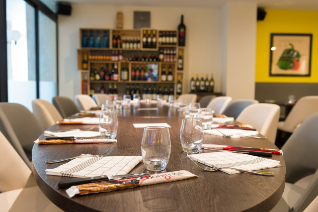 Salle de restaurant avec table dressée