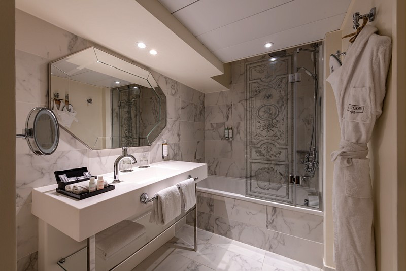 Salle de bain - © Hôtel Le Louis Versailles Château - MGallery by Sofitel Salle de bain