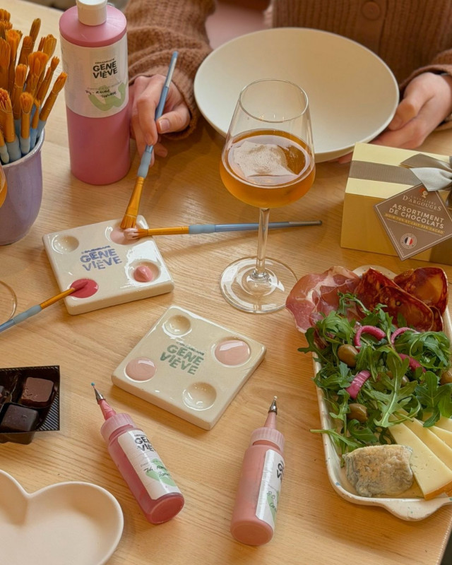 Céramicafé Geneviève Versailles, creative ceramics workshop, original activity in Versailles, artisanal and gourmet experience, creative outing for couples, leisure activity in Ver