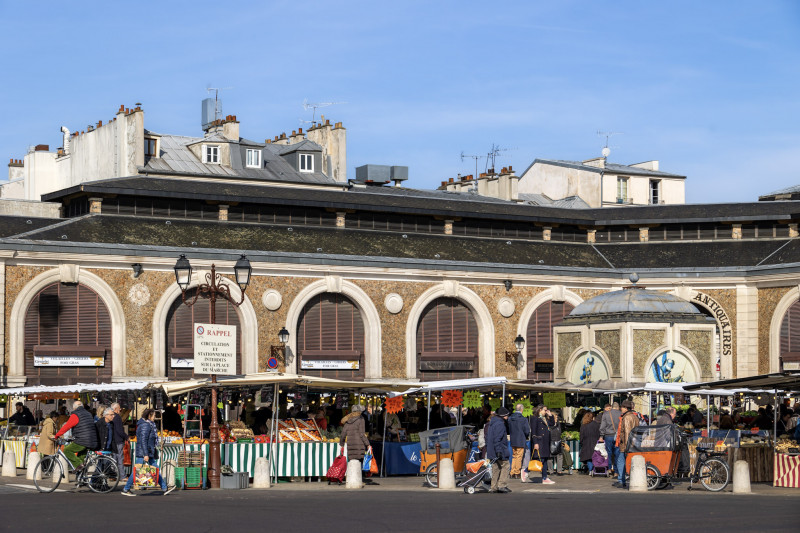 Place du marché Notre-Dame Versailles - © Laure DENIS quartier Notre-Dame, Place Hoche Versailles, ville de versailles, incontournable versailles, que faire à Versailles, eglise Notre-Dame, à ne pas manquer Versailles, sortir à Paris, les marchés à Versailles, produits locaux Versailles