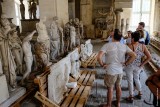 Un groupe visite la Galerie des Sculptures et des Moulages