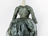 Le costume à Versailles au XVIIIe s. : de la parure à la loque