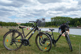 picnic bike park castillo palacio de versalles cesta de almuerzo sandwich positi