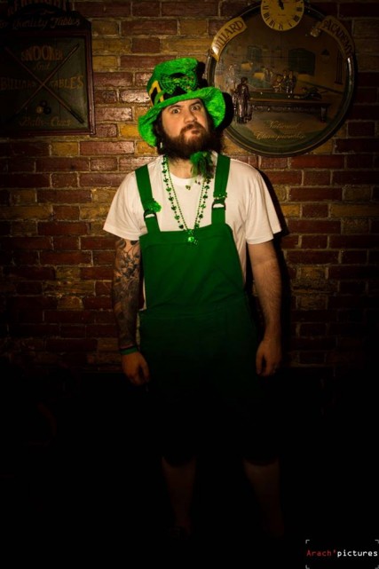 Personne habillée en vert pour la Saint Patrick