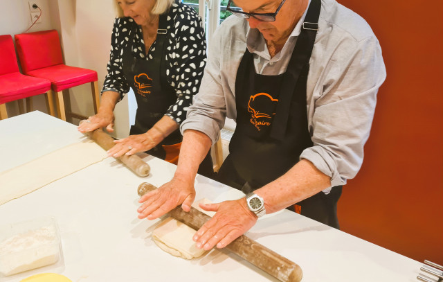 Personne cuisinant avec un rouleau à pâtisserie