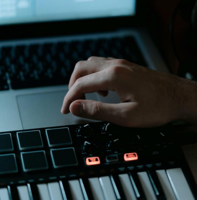 Ancienne Poste Media Library - Synthesiser and music creation workshop_Versailles