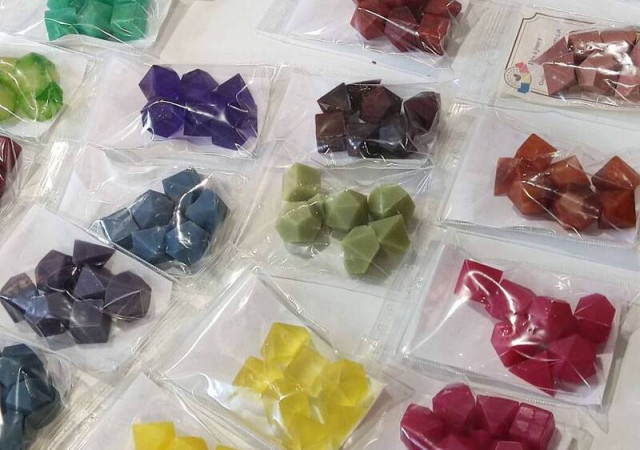 Cool beans - Workshop - Making personalised resin dice_Versailles