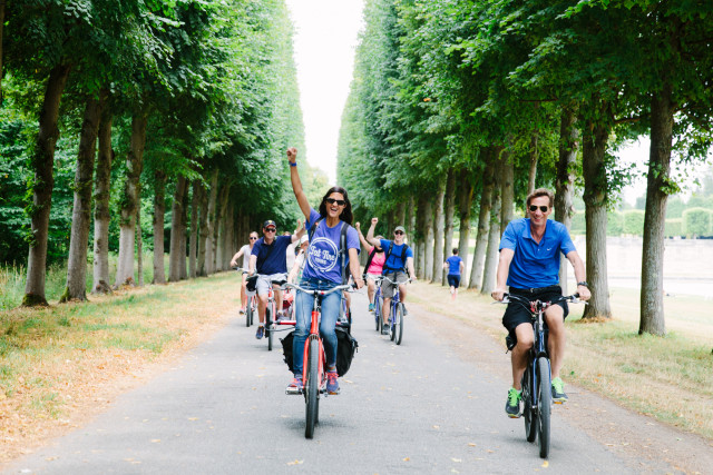 Partez pour une balade à travers le splendide domaine du Château de Versailles - © Unlimited Biking Unlimited Biking Versailles Half Day Bike Tour - Excursion d'une demi-journée à vélo avec Hameau de Marie-Antoinette