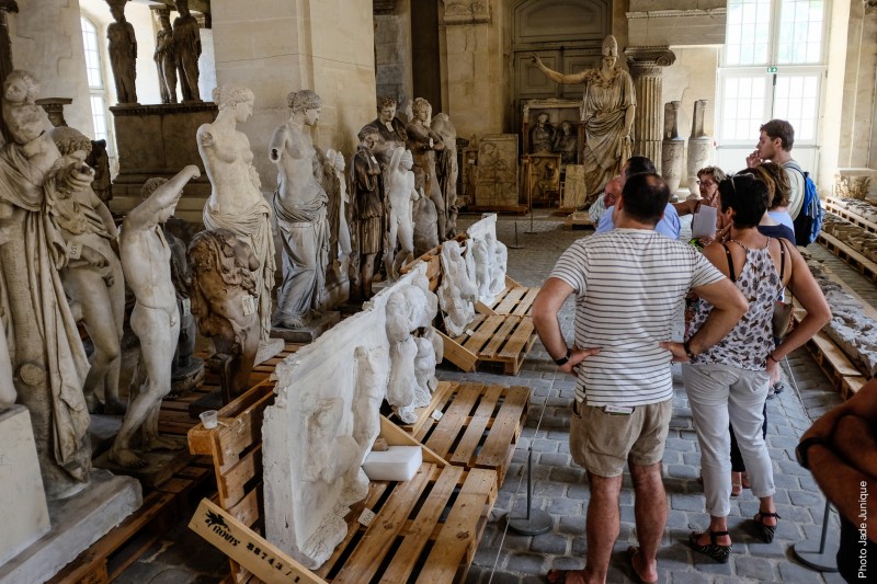 Un groupe visite la Galerie des Sculptures et des Moulages
