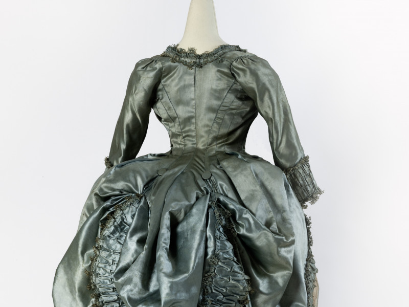 Le costume à Versailles au XVIIIe s. : de la parure à la loque