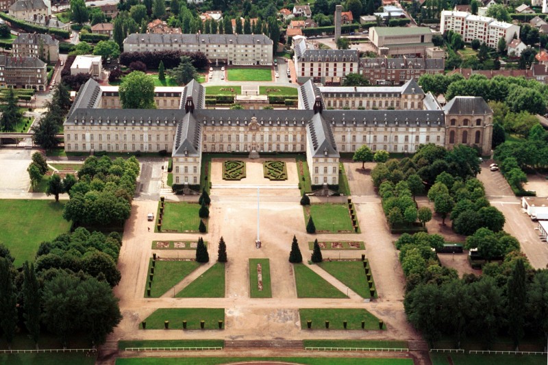 Le Lycée Militaire de St Cyr vu du ciel