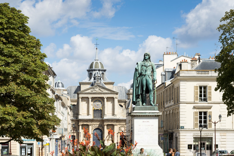 La place Hoche et l'église Notre-Dame